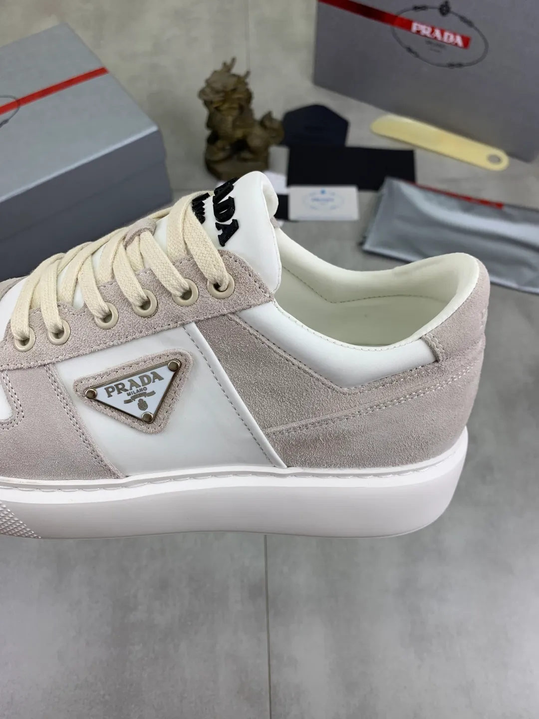 Men's shoes 💰P560💰 [New model] High version official website popular model is on the market, 🆘 Trendy brand (Prada) mainly promotes popular model, avant-garde and versatile fashionable men's shoes private version mold opening, cowhide surface splicing 1:1.. Stylish and simple, original imported cowhide lining cowhide feet; the atmosphere and personality are more fashionable, eye-catching and pursuing class. It will subvert the old idea and be a must-have for fashion trendsetters with you! Must keep it for yourself! Tall and comfortable, large and low, high-end quality workmanship. Code number: 38-44 5⃣️colors available.